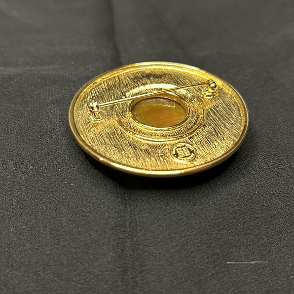 Vintage Givenchy Paris Gold Plated Resin Brooch - Picture 3 of 6